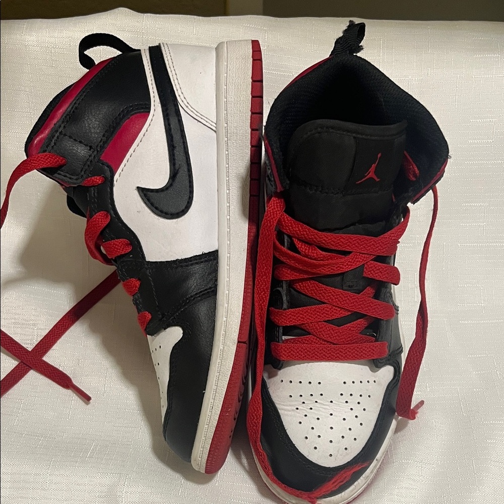 Jordan's 1 mid size 2y